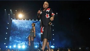 El cantante británico Robbie Williams en el escenario en un concierto en su gira por México en 2018. El cantante regresará al país este 2026