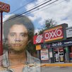 Aspecto de una tienda Oxxo en Puebla junto a una fotografía de 'El Mencho'.