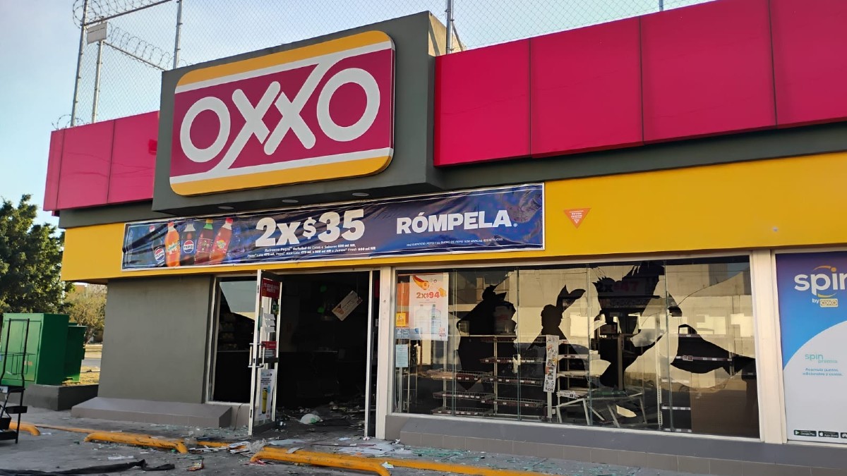 La tienda de la cadena OXXO presentó múltiples impactos de bala en la fachada y cristales tras el ataque.