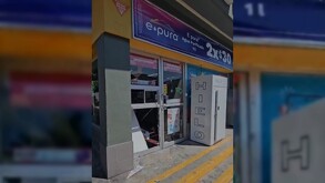 La tienda de la cadena OXXO presentó múltiples impactos de bala en la fachada y cristales tras el ataque.