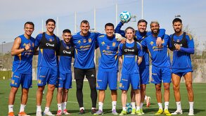 Jugadores de Tigres celebrando la victoria de la cascarita realizada en el entrenamiento.