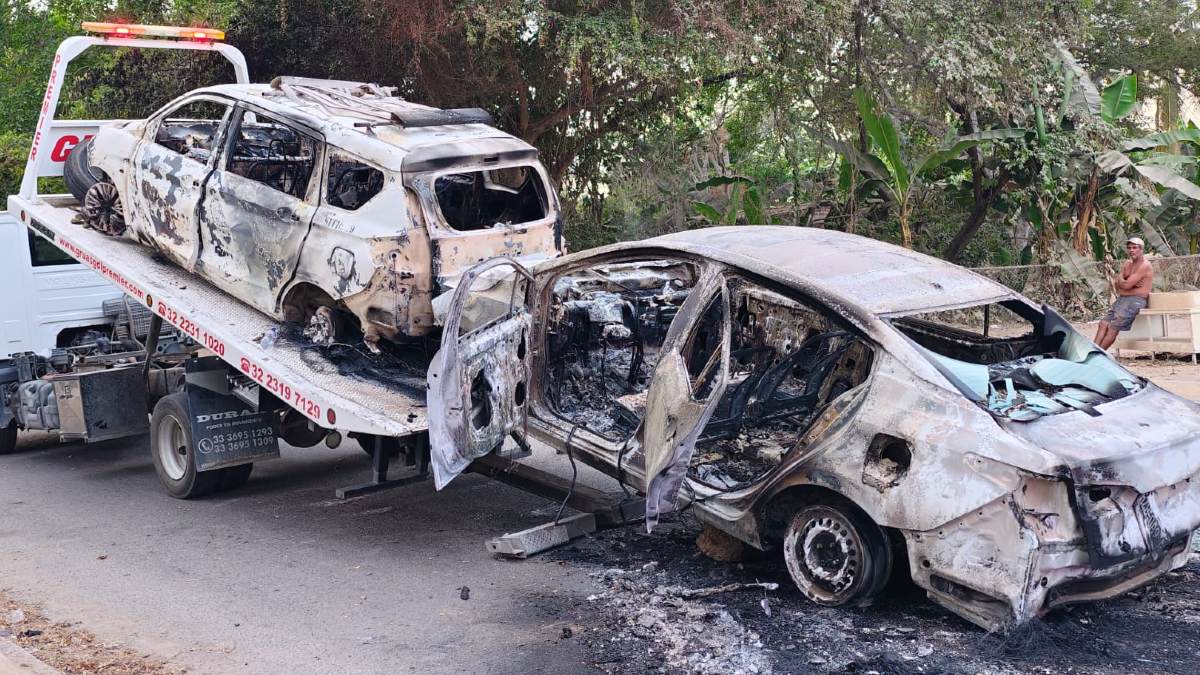 Coches quemados en Puerto Vallarta son removidos de vialidades