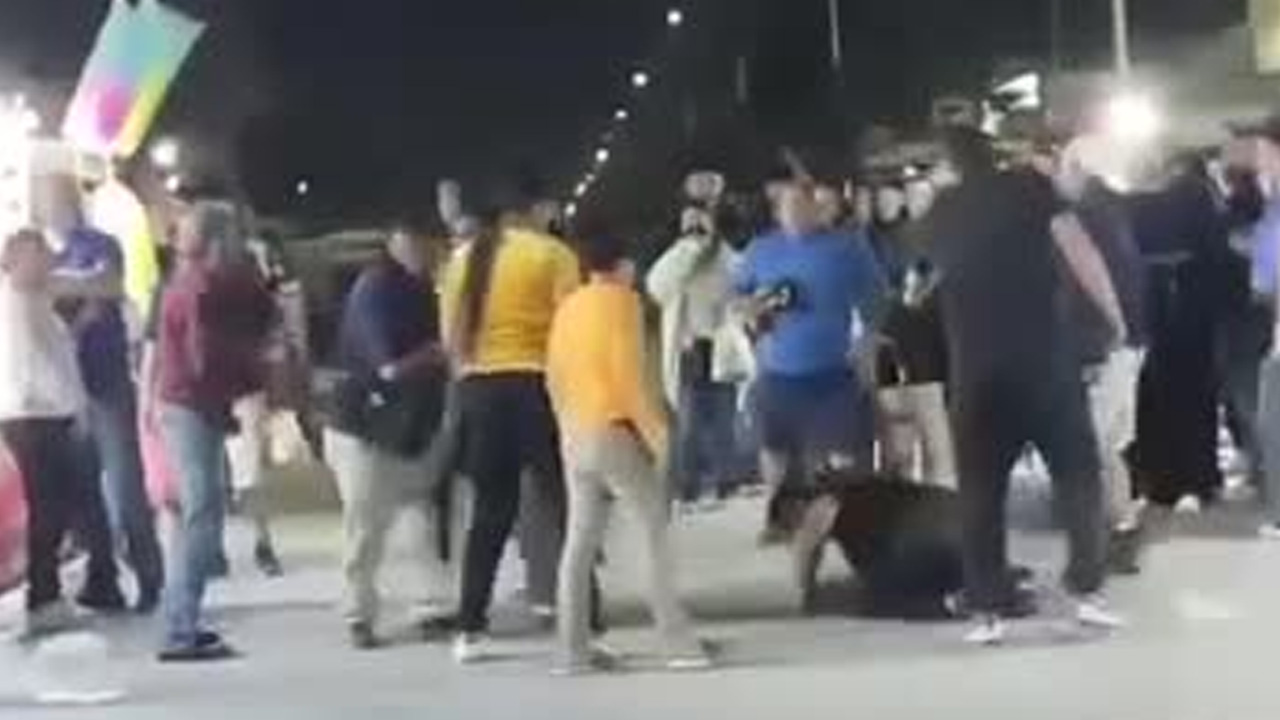 Lo que inició como un reclamo verbal por la tardanza escaló rápidamente a una pelea callejera.