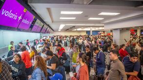 Personas esperando en aeropuerto por un vuelo de la cadena Volaris.