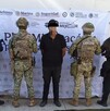 Miembro del CJNG Braulio ‘N’, alias El Cochiloco, detenido en medio de dos oficiales del Ejército y dos elementos de la Guardia Civil