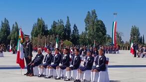 Estudiantes en la celebración del día de la bandera en Puebla
