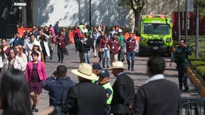 Mexicanos haciendo simulacro de sismo.