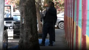 Policías resguardan el cuerpo de un hombre que murió tras una riña en la alcaldía Gustavo A. Madero.