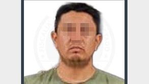 Alan Benjamín N detenido y con los ojos censurados por recuadros delante de un fondo blanco