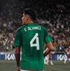 Edson Álvarez jugando un partido con la Selección Mexicana.