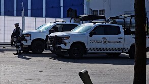 Elementos de la Guardia Nacional permanecen al exterior del Instituto Jalisciense de Ciencias Forenses en Tlaquepaque.