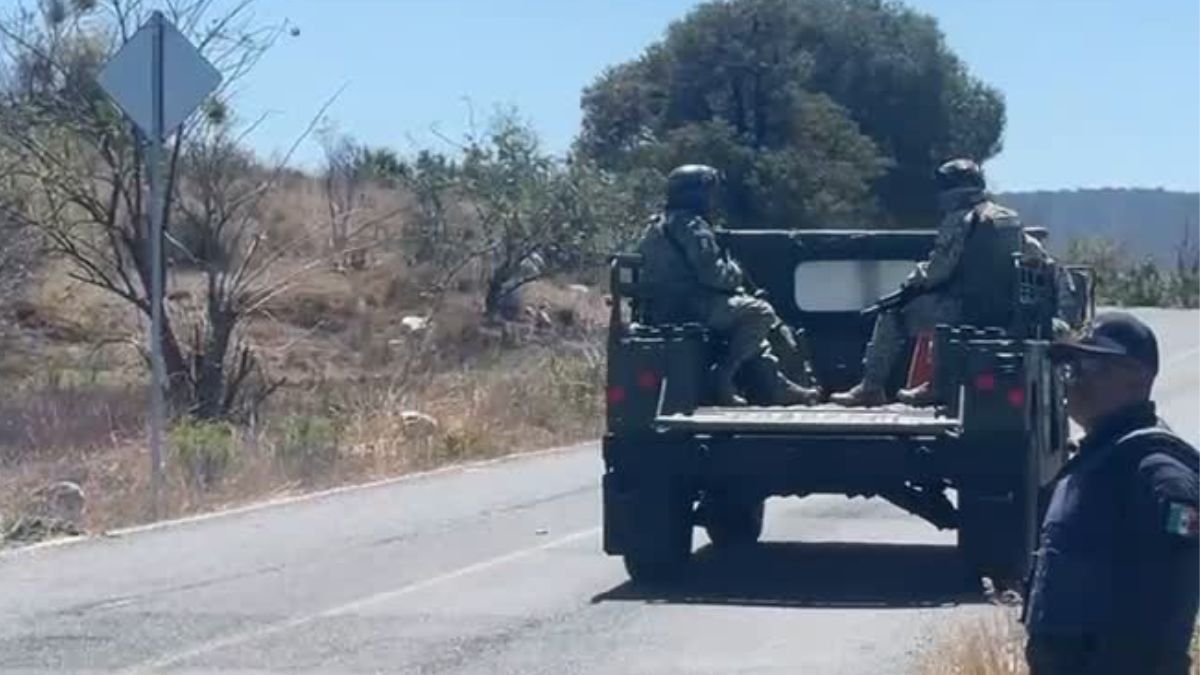 La Fiscalía de Puebla investiga el hallazgo de seis cuerpos maniatados y con disparos en una carretera de Huehuetlán El Grande.