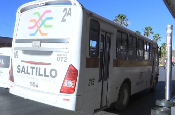 Se observa un camión color blanco y un letrero que dice 2A.