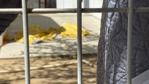 Cuerpos de dos niñas muertas tapados con una sábana amarilla.