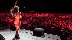 Shakira dando un concierto ante miles de personas.