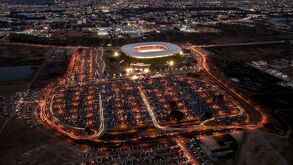 Vista del Estadio Akron de noche.