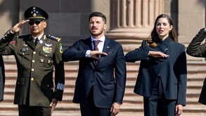 Samuel García saludando a la bandera de México