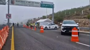 Los disturbios y bloqueos en la ciudad de Puerto Vallarta llevaron a la cancelación de vuelos y suspensión de servicios de transporte.