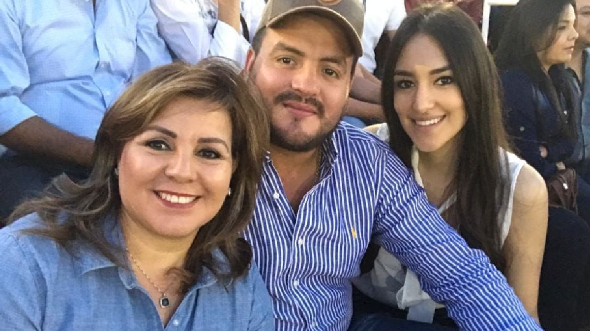 Alcaldesa de Bacanora junto a su hijo