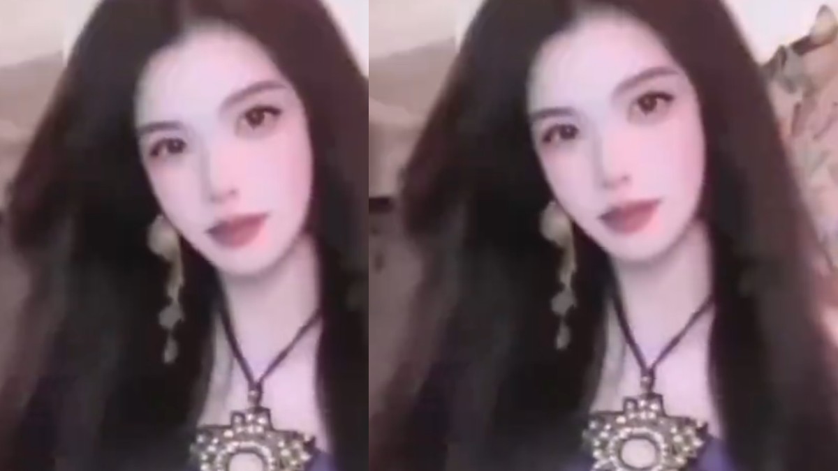 Mujer asiática viendo a la pantalla en una selfie