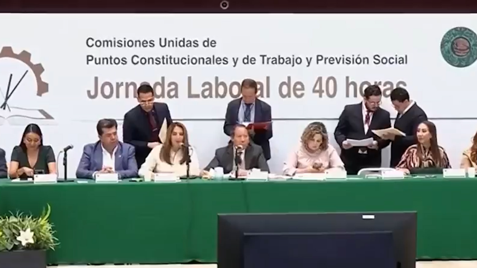 Celebraron tras lograr mayoría calificada. El cambio será paulatino y pasa ahora a votación en el Pleno.