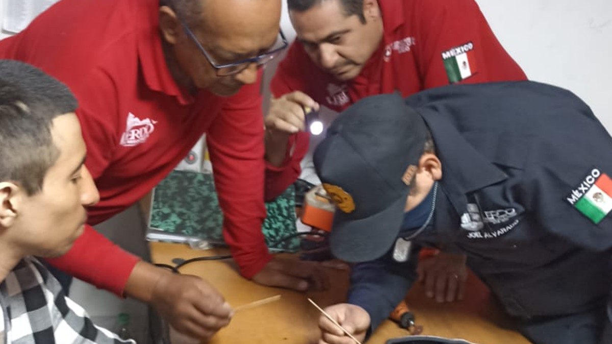 Cuatro personas sobre una mesa en color café