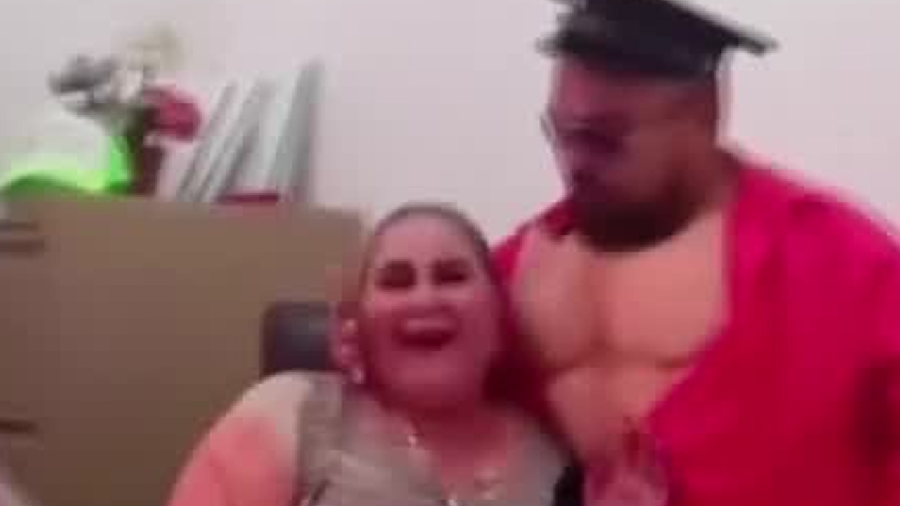 La regidora del Partido Verde Ecologista de México en Rioverde, Rosa María Huerta, celebró su cumpleaños con un espectáculo de baile.