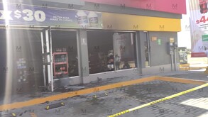 Una joven de 24 años sufrió quemaduras al quedar atrapada en un negocio que fue incendiado de forma intencional la mañana de este domingo.