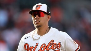Ramón Urías, beisbolista mexicano con la indumentaria de los Orioles.