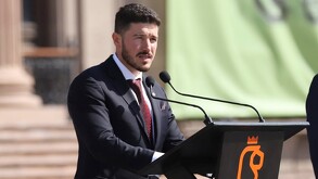 Samuel García en celebración del Día de la Bandera en Nuevo León.