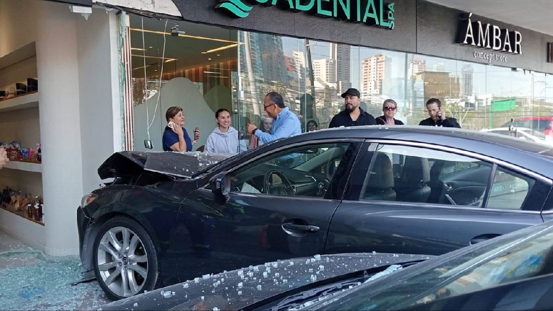 El accidente ocurrió en una plaza comercial ubicada sobre la avenida Real San Agustín.