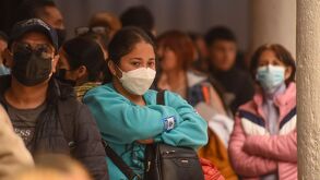 Personas tomando medidas de seguridad para evitar más contagios de sarampión en México