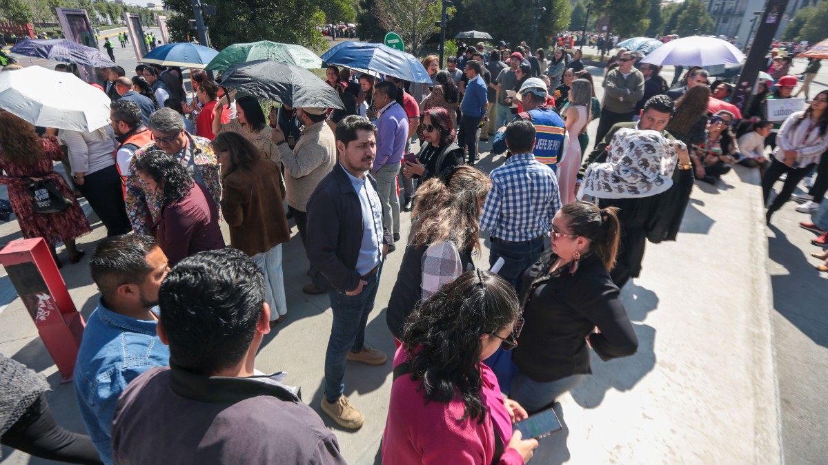 Mexicanos bajan a las calles durante un temblor.