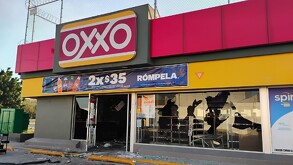 La tienda de la cadena OXXO presentó múltiples impactos de bala en la fachada y cristales tras el ataque.