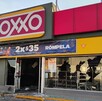 La tienda de la cadena OXXO presentó múltiples impactos de bala en la fachada y cristales tras el ataque.