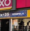 La tienda de la cadena OXXO presentó múltiples impactos de bala en la fachada y cristales tras el ataque.