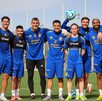 Jugadores de Tigres celebrando la victoria de la cascarita realizada en el entrenamiento.
