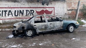 Vehículos calcinados permanecen a un costado de la carretera tras los bloqueos registrados en Jalisco.