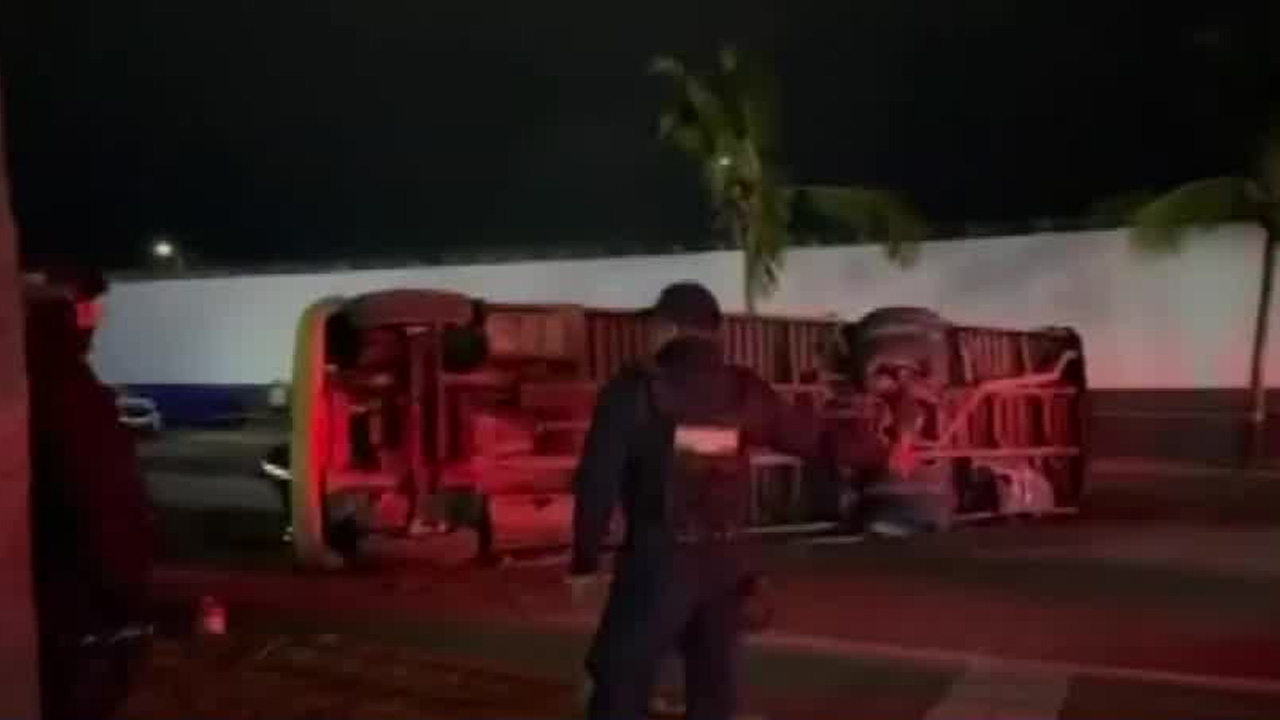 Un autobús de la Línea Costera se volcó la noche del lunes en el bulevar Fidel Velázquez, en la ciudad de Veracruz.