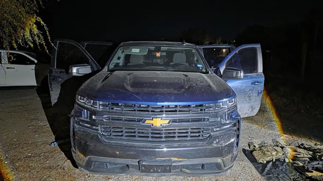 Una camioneta robada con armas largas, municiones y chalecos balísticos fue asegurada por Fuerza Civil en Linares.