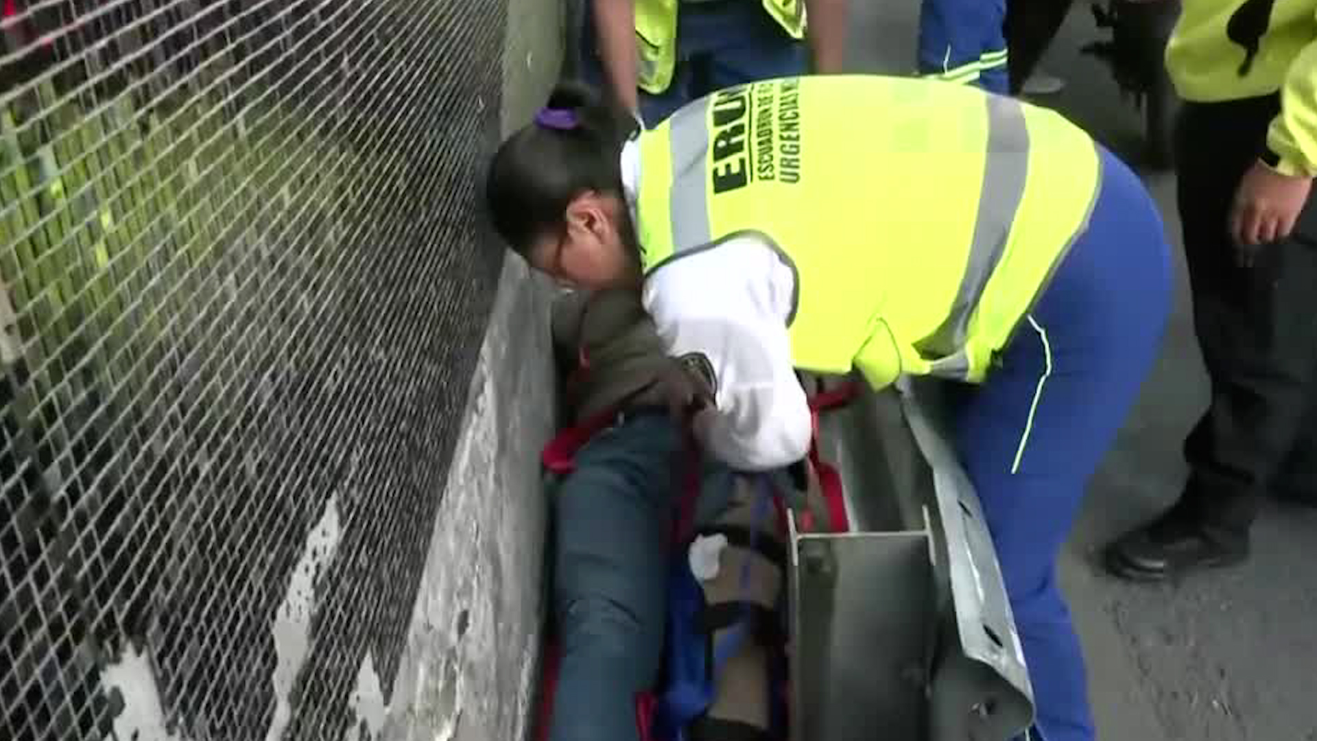 La víctima del incidente quedó atrapado entre un muro de contención. Paramédicos atendieron a la víctima.