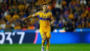 César Araujo en su debut con Tigres.