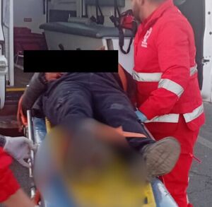 Peatón arrollado sobre camilla y paramédicos.