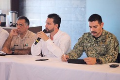 Luis Munguía durante reunión con empresarios en Puerto Vallarta, tras atentados del 22 de febrero