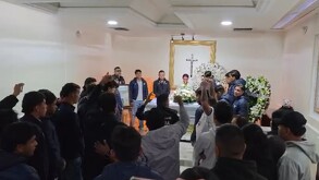 Integrantes de la Barra de la Demencia, con la que alentó durante casi toda su vida a los Toros, colocaron una ofrenda tanto en la funeraria como en el estadio.