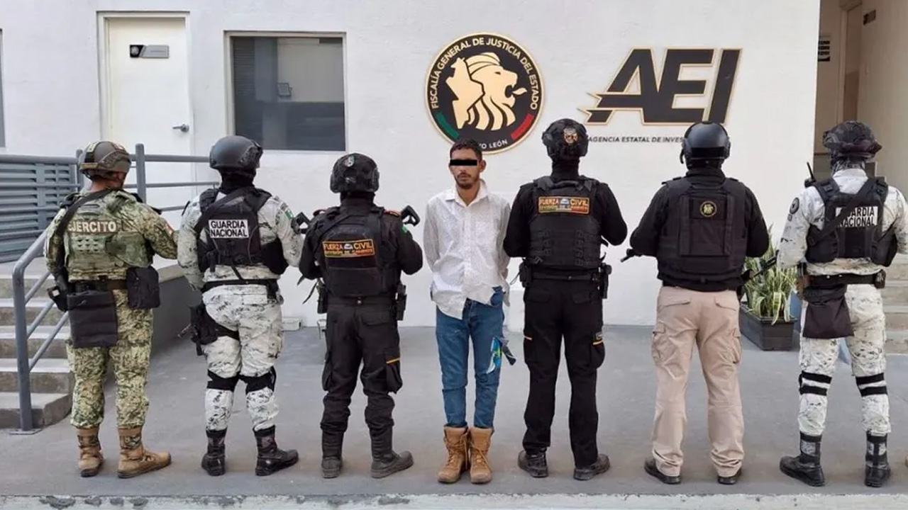 Un hombre fue detenido tras presuntamente privar de la libertad a un chofer y robar un tractocamión en la autopista Monterrey–Nuevo Laredo.