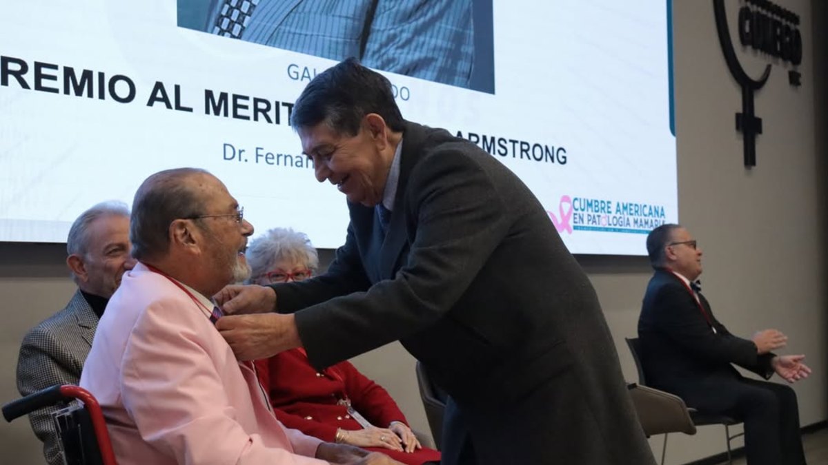 Doctor Fernando Guisa durante la Cumbre Americana de Patología Mamaria 2026