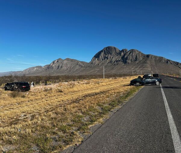 Una mujer de 28 años resultó con diversas lesiones y fue trasladada en condición estable al hospital Christus Muguerza de Saltillo por paramédicos de Bomberos.