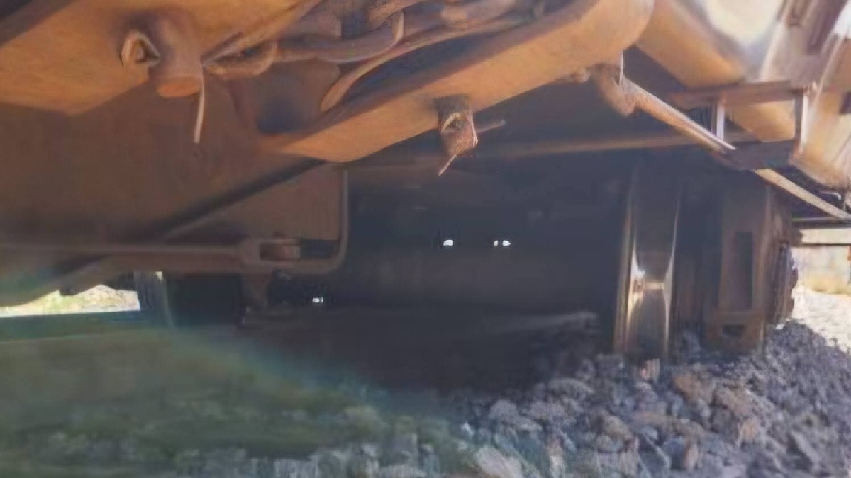 Personal ferroviario realiza maniobras para atender el incidente y restablecer las condiciones de la vía en Michoacán.