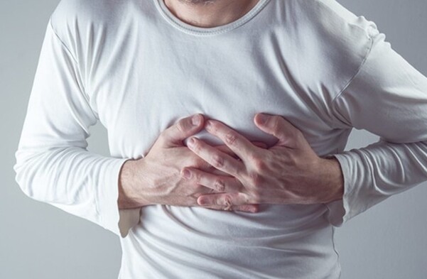 Hombre con infarto al miocardio